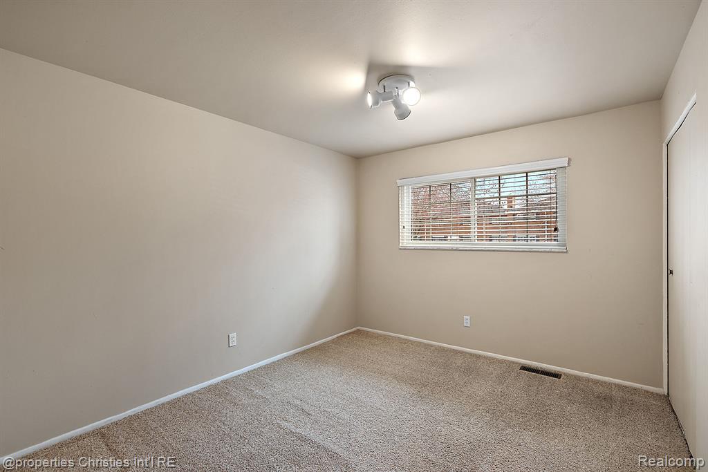 636 E FOX HILLS Drive, Bloomfield Hills, MI 48304 — Photo 24