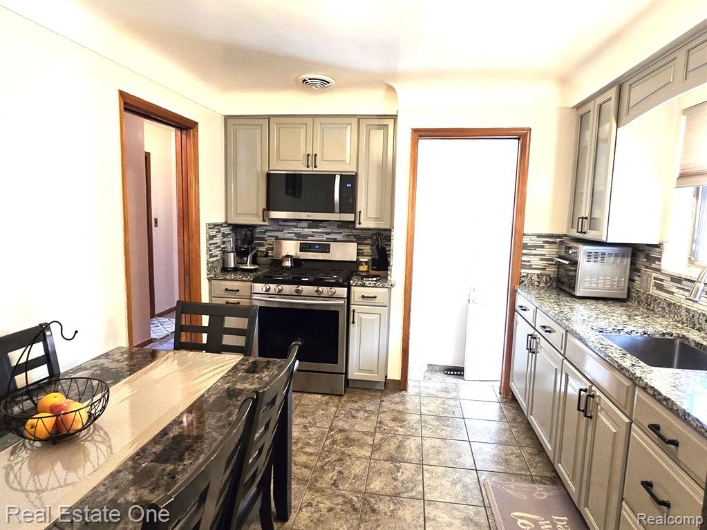 6624 MAPLE Street, Dearborn, MI 48126 — Photo 5