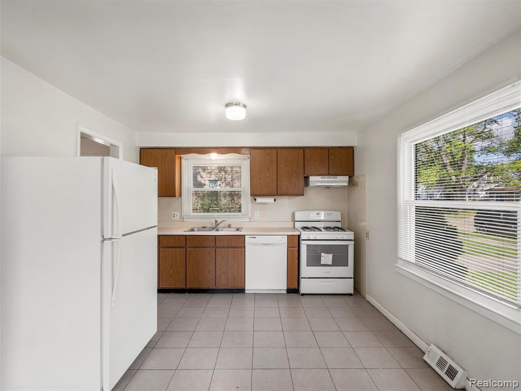 594 E Barrett Avenue, Madison Heights, MI 48071 — Photo 16