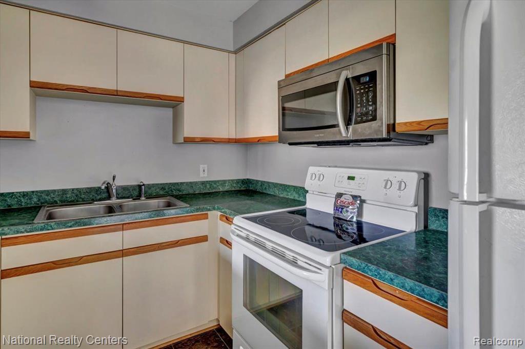 5026 AMHURST, Waterford, MI 48327 — Photo 8