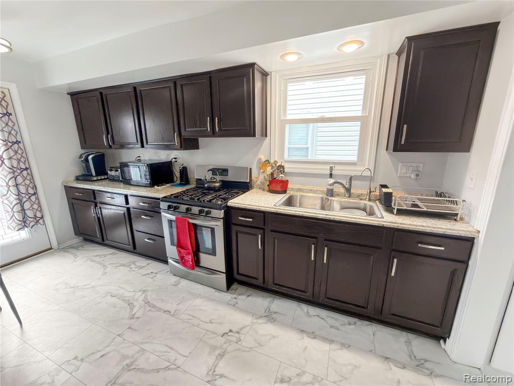 6907 Orchard Avenue, Dearborn, MI 48126 — Photo 14