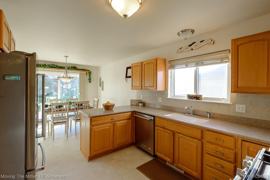 47663 Belmont Drive, Belleville, MI 48111 — Photo 12