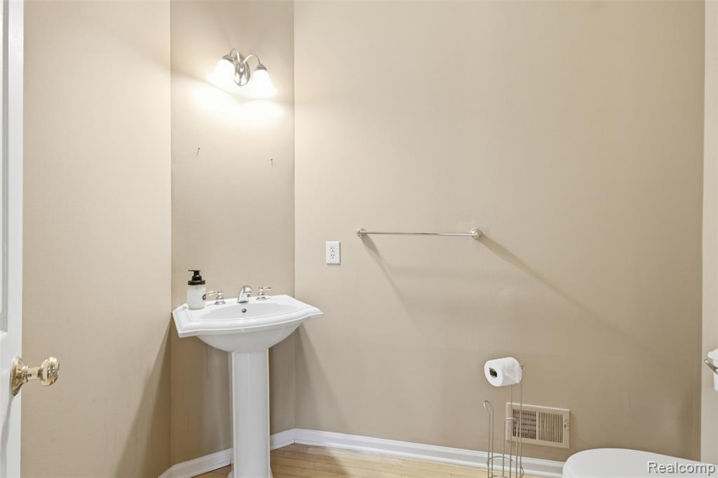 5139 Birkdale Drive, Commerce Twp, MI 48382 — Photo 11