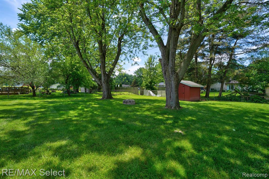 4460 DIXON Drive, Swartz Creek, MI 48473 — Photo 7