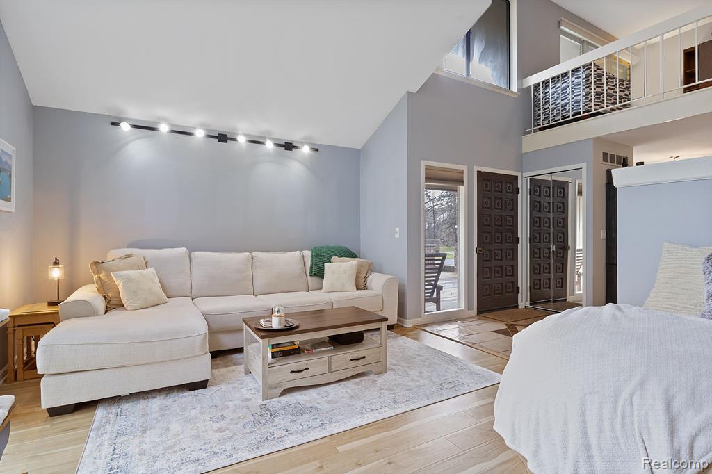 1561 S HILL Boulevard, Bloomfield Hills, MI 48304 — Photo 5