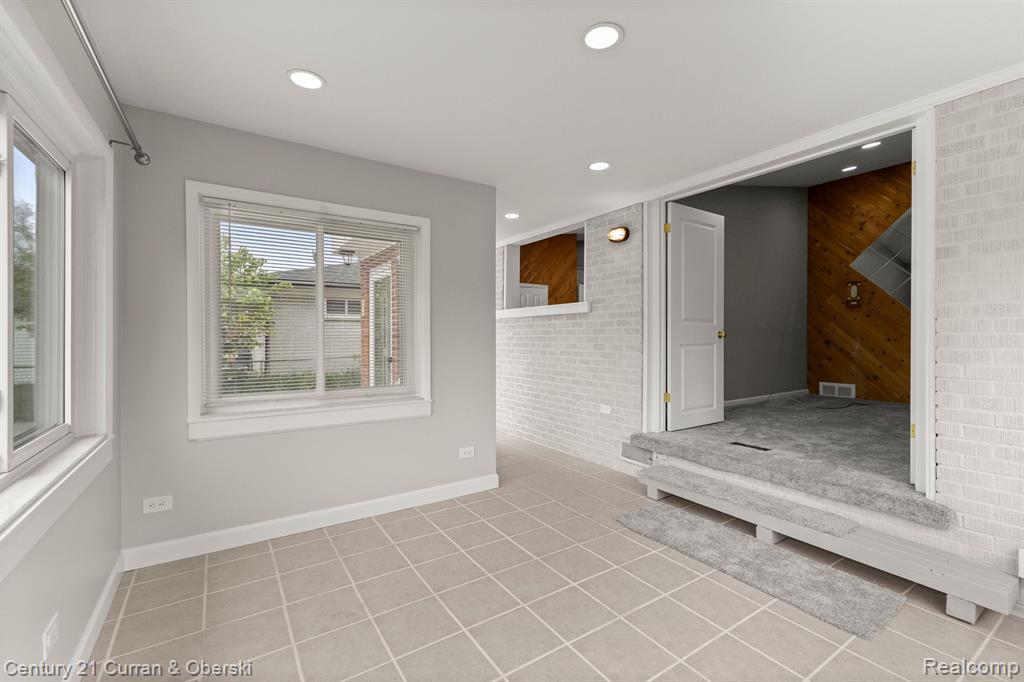 7484 N CHARLESWORTH Street, Dearborn Heights, MI 48127 — Photo 23