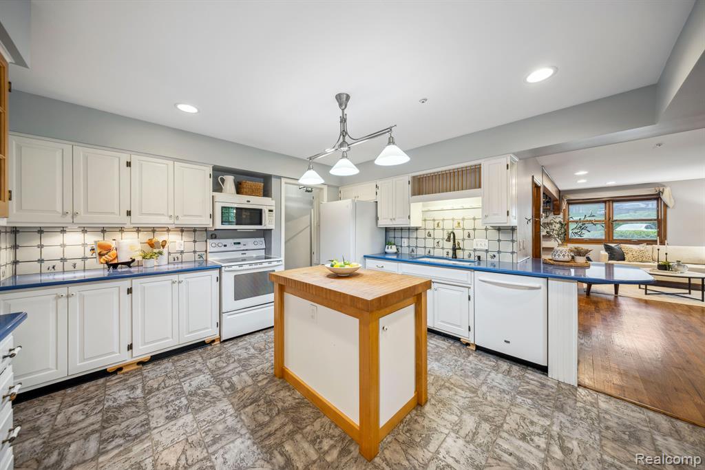 46270 BLOOMCREST Drive, Northville, MI 48167 — Photo 22