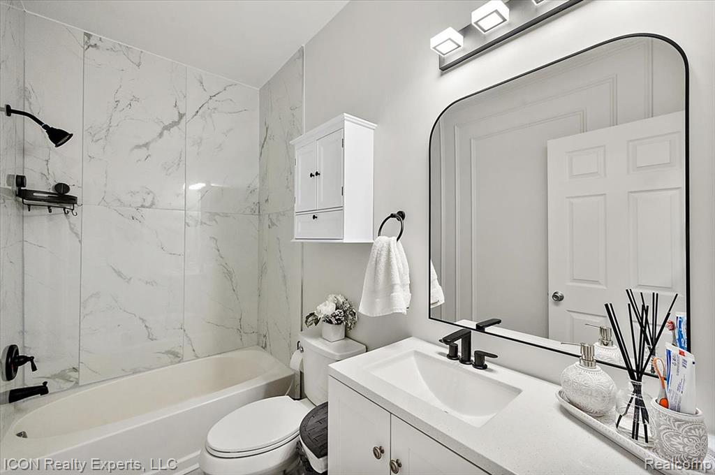 527 Red Oak Court, Commerce Twp, MI 48390 — Photo 13