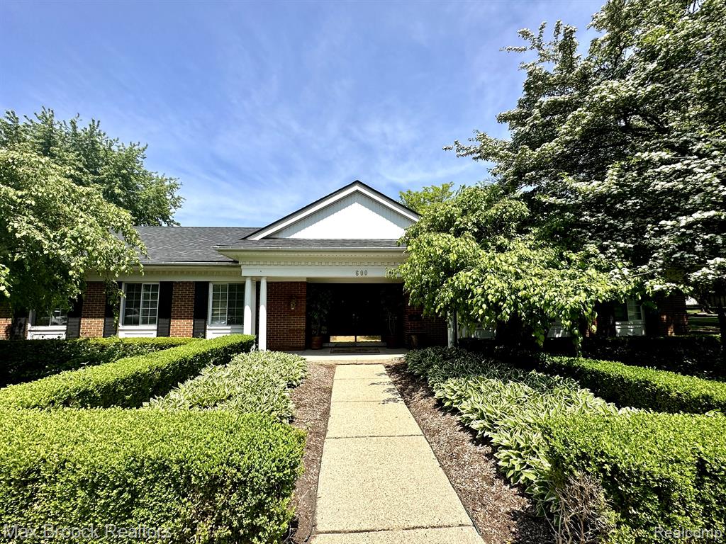 740 E FOX HILLS Drive, Bloomfield Hills, MI 48304 — Photo 22