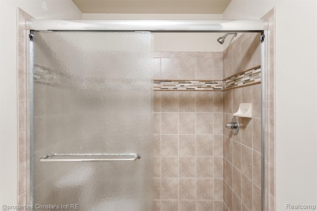 8437 Williamstown Drive, Shelby Twp, MI 48316 — Photo 17