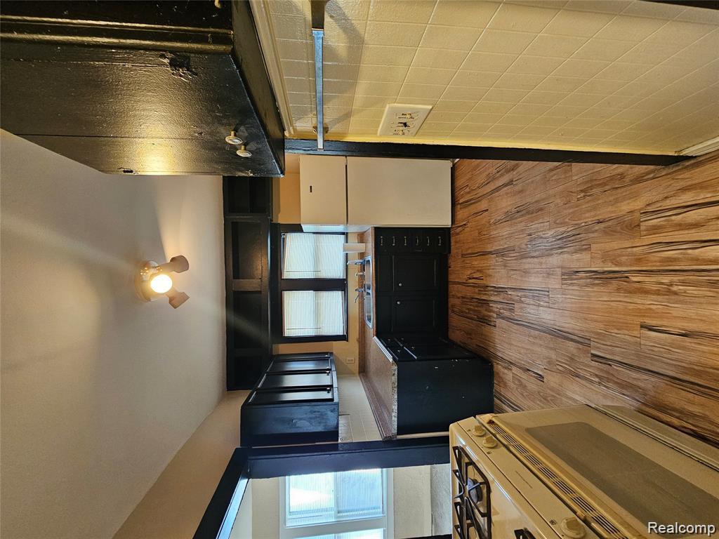8033 JACKSON Avenue, Warren, MI 48089 — Photo 7