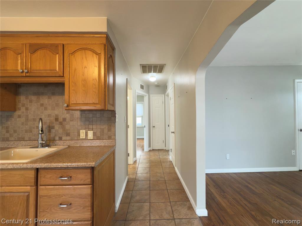 95 E Dallas Avenue, Madison Heights, MI 48071 — Photo 6
