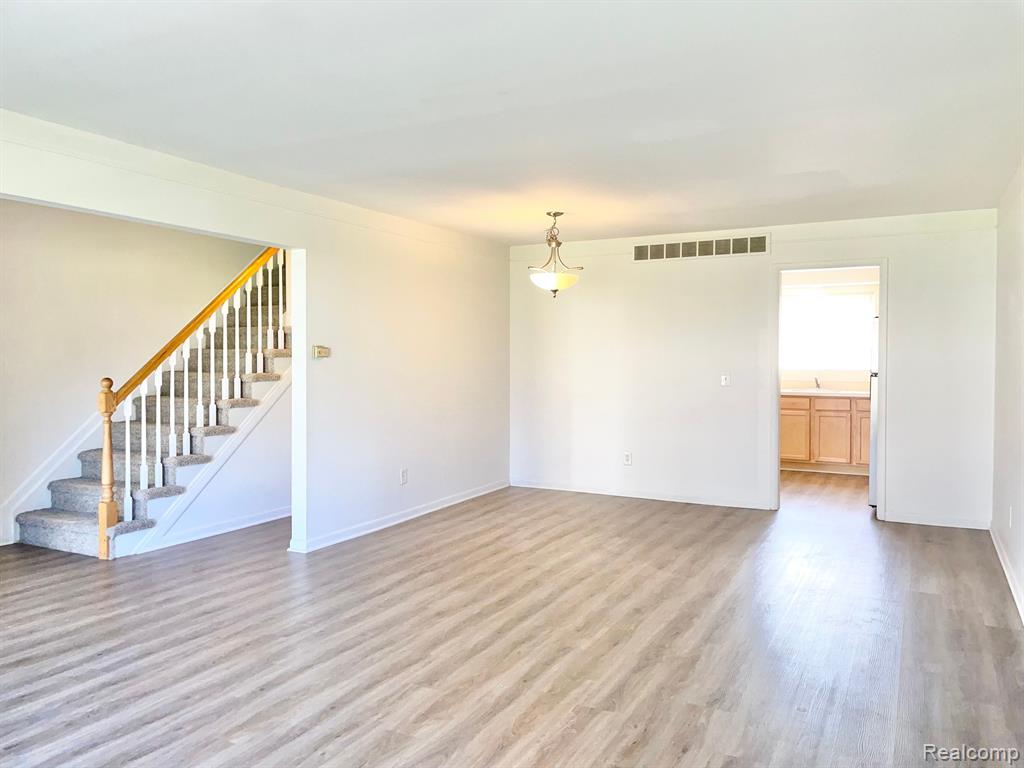 563 FOX HILLS Drive N, Bloomfield Hills, MI 48304 — Photo 8