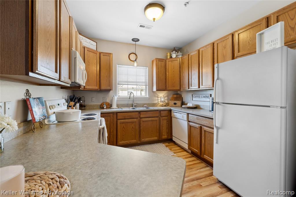 3201 Addington Drive, Commerce Twp, MI 48390 — Photo 8