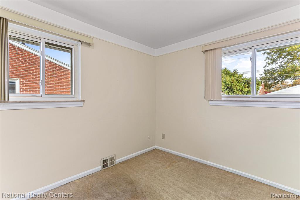 6104 Ardmore Park Circle, Dearborn Heights, MI 48127 — Photo 17