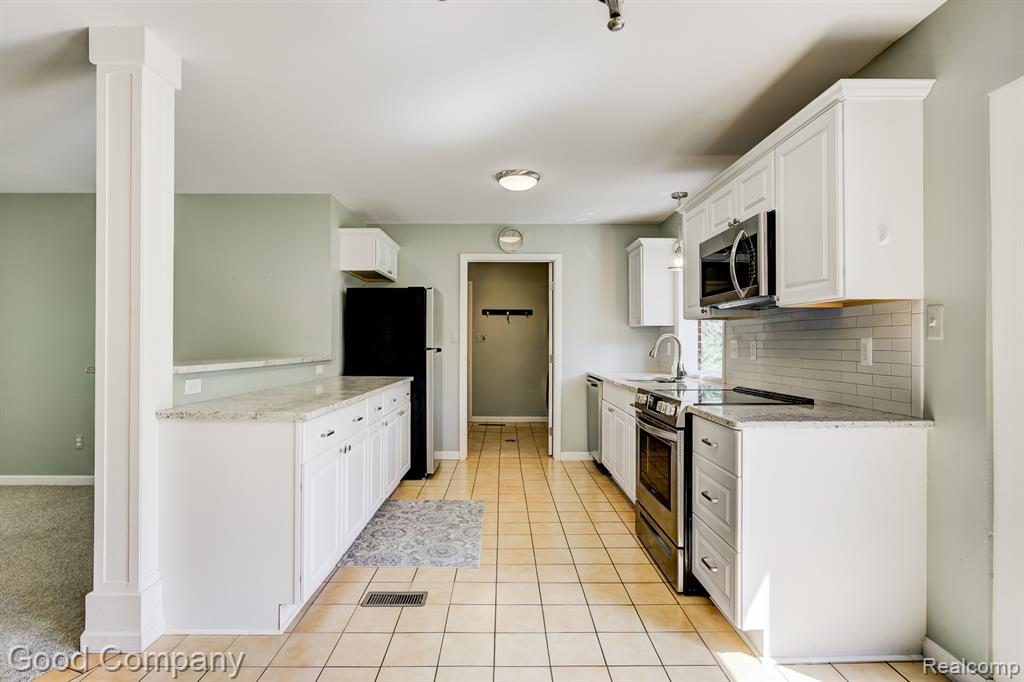 6327 Snow Apple Drive, Clarkston, MI — Photo 9