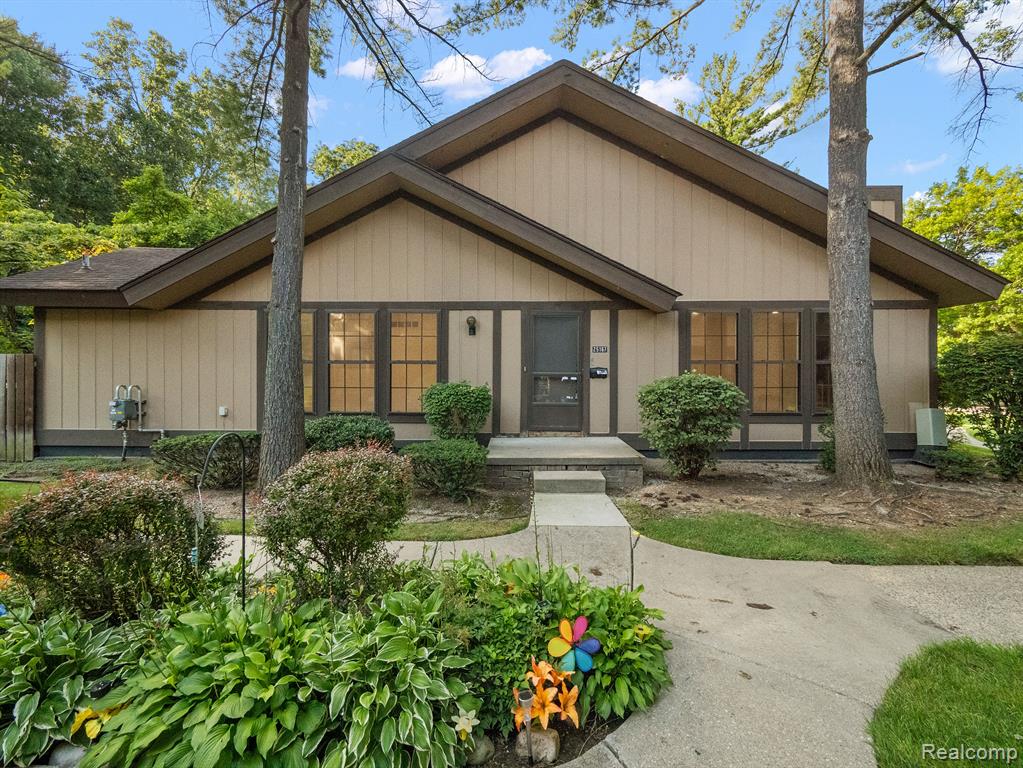 25167 GREENBROOKE Drive, Southfield, MI 48033 — Photo 2