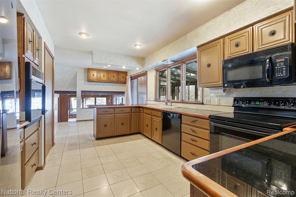 4710 Cove Road, West Bloomfield, MI 48323 — Photo 26