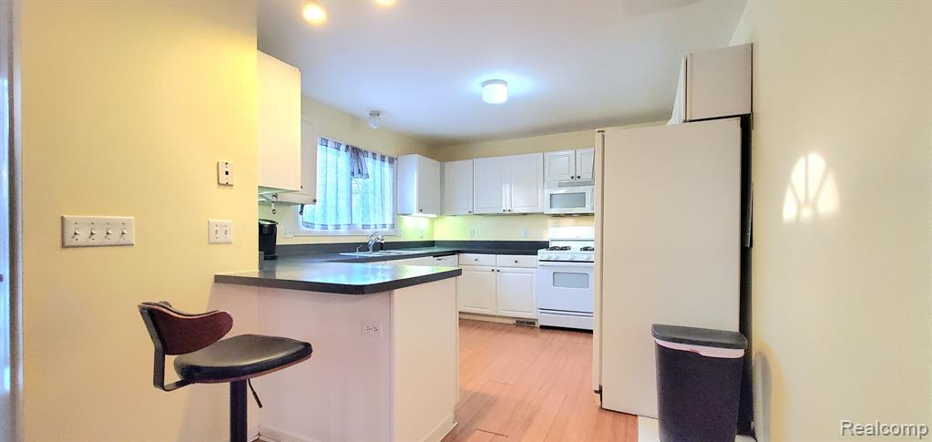 506 DECKER Road, Walled Lake, MI 48390 — Photo 14