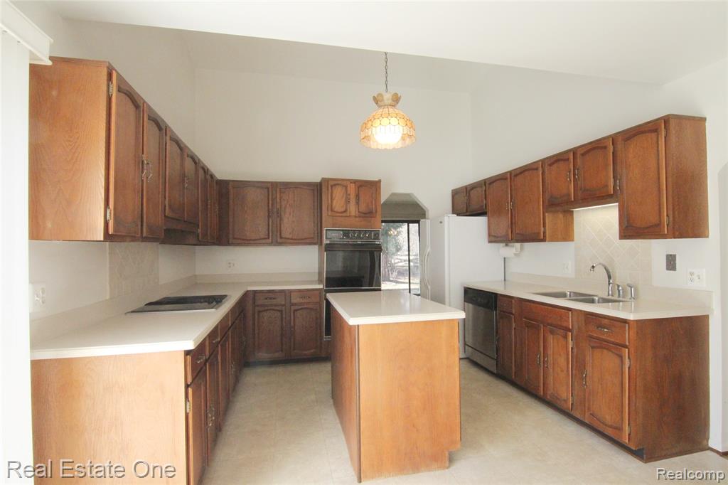4458 Southmoor Lane, West Bloomfield, MI 48323 — Photo 7
