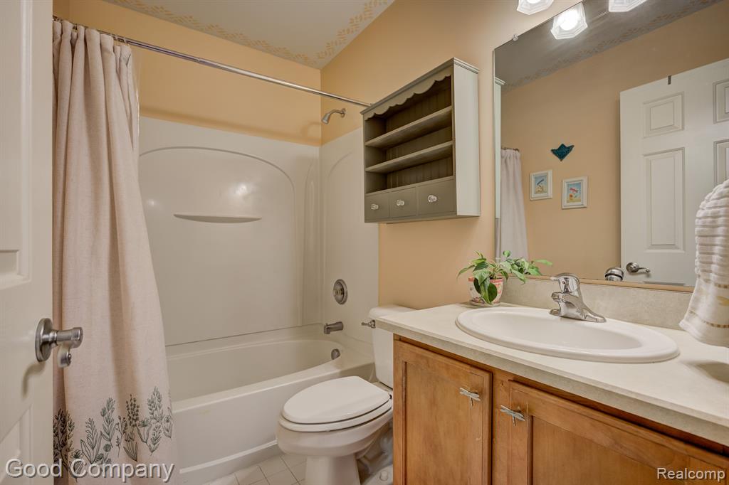 755 OAK POINT Lane, Madison Heights, MI 48071 — Photo 37