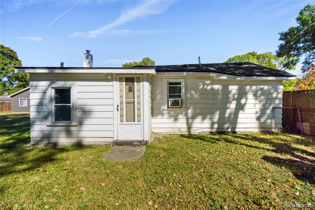 6511 Crest Drive, Waterford, MI 48329 — Photo 17