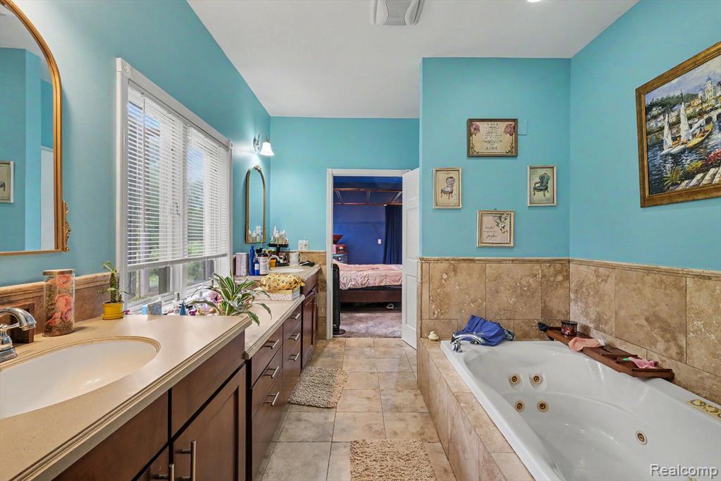 4251 E Maple Avenue, Grand Blanc, MI 48439 — Photo 18