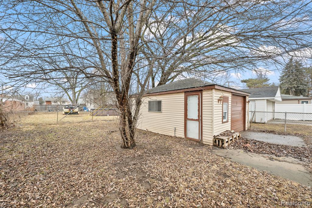 5684 GERTRUDE Street, Dearborn Heights, MI 48125 — Photo 5