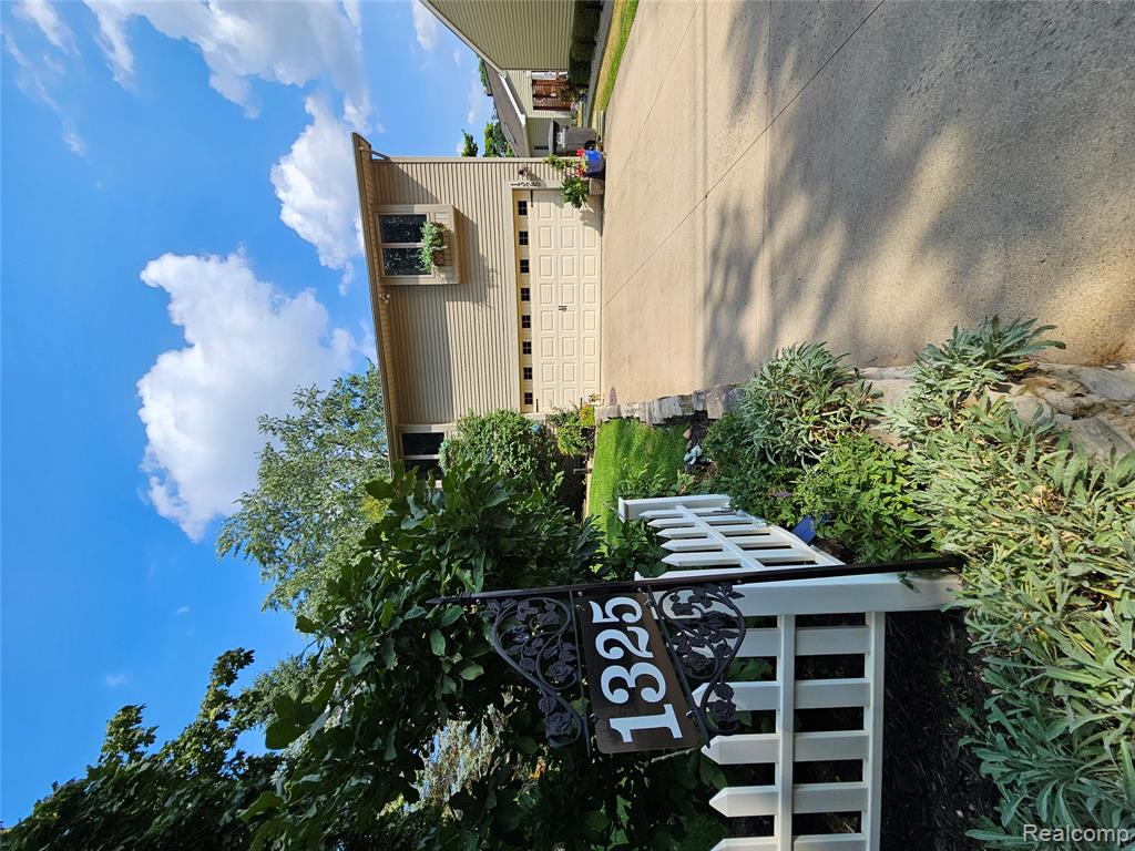 1325 Beach Drive, Orion, MI — Photo 2