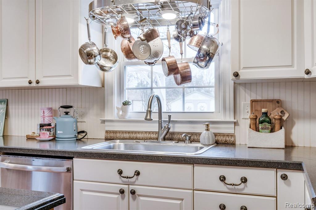 4855 CAROL Drive, Troy, MI 48085 — Photo 16
