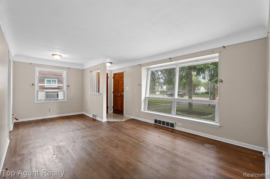 9319 MERRIMAN Road, Livonia, MI 48150 — Photo 7