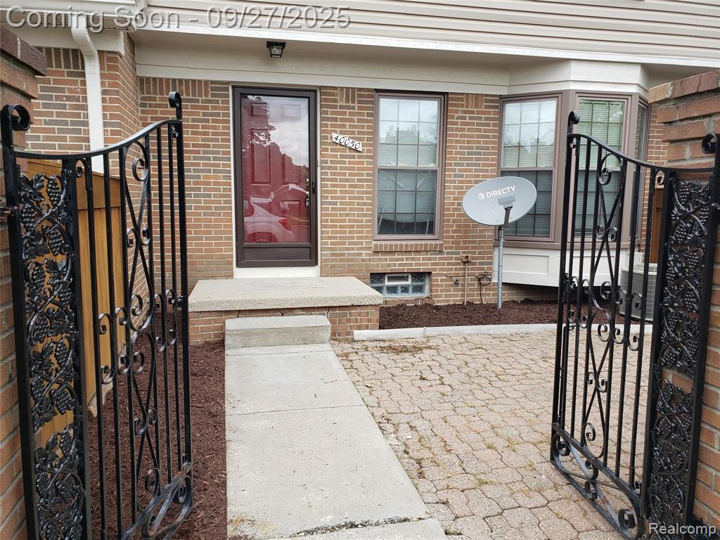 40050 Crosswinds, Novi, MI — front exterior