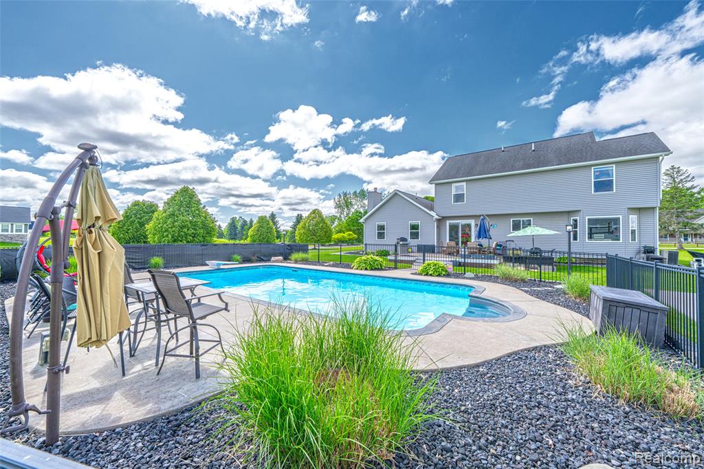 5015 LINDEMERE Drive, Fowlerville, MI 48836 — Photo 46