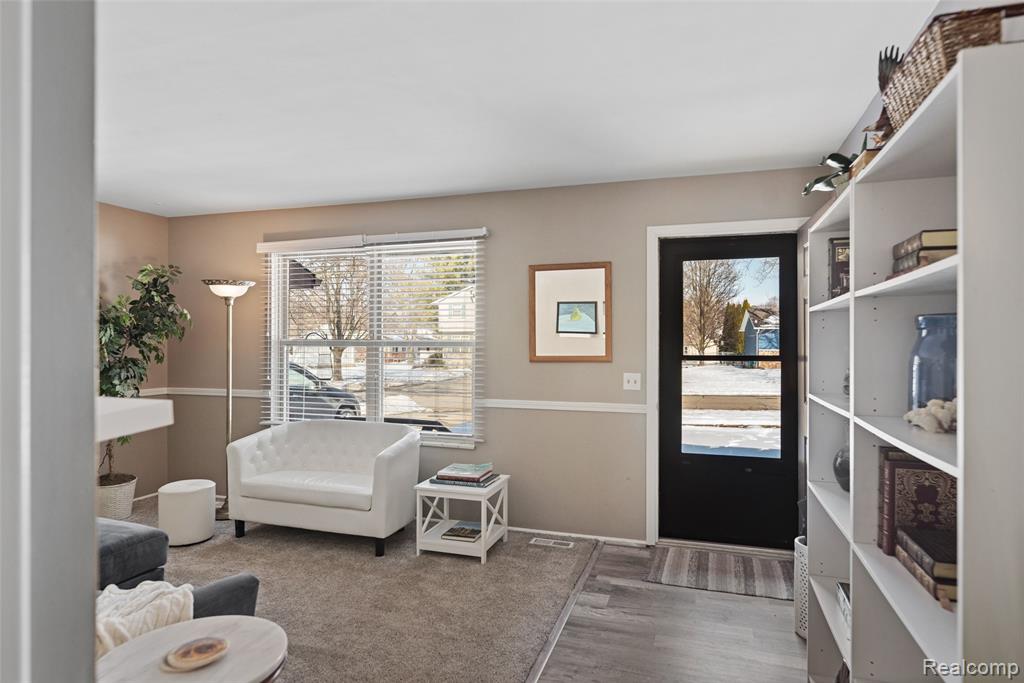 608 Autumn Drive, Flushing, MI 48433 — Photo 4