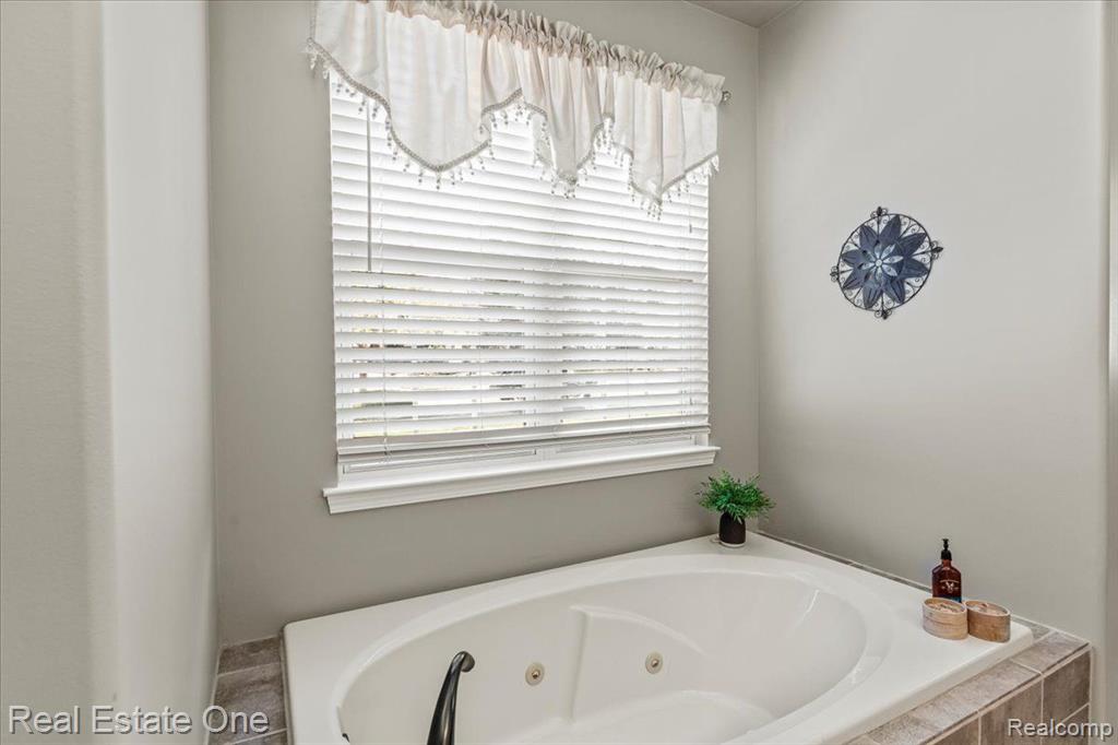 566 BAY POINTE Drive, Oxford, MI 48371 — Photo 35