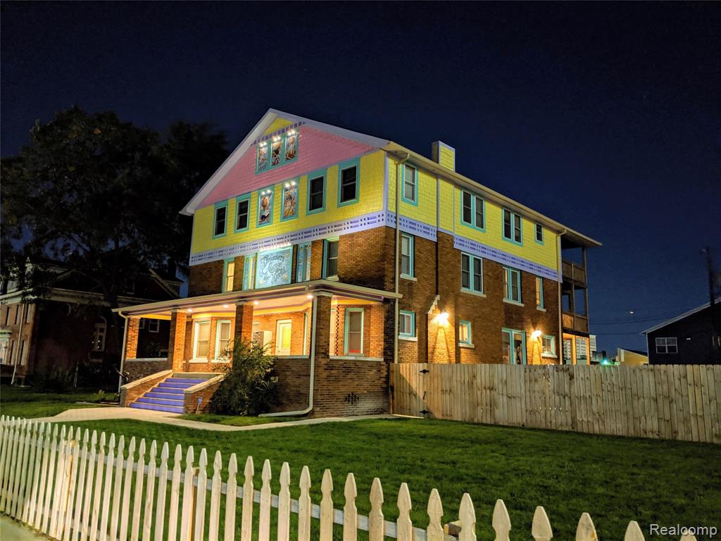 89 E EDSEL FORD FWY, Detroit, MI, 48202