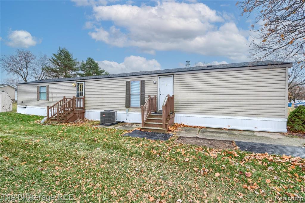 17101 Kropf Avenue, Davisburg, MI 48350 — Photo 3