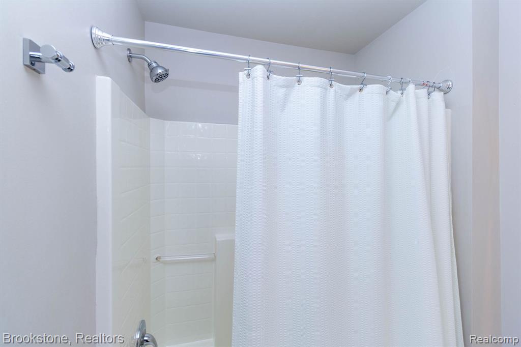185 Amys Walk, Auburn Hills, MI 48326 — Photo 31