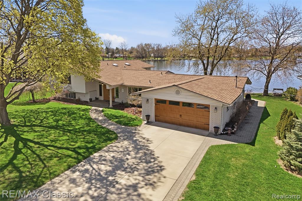 547 Deer Run, White Lake, MI — front exterior
