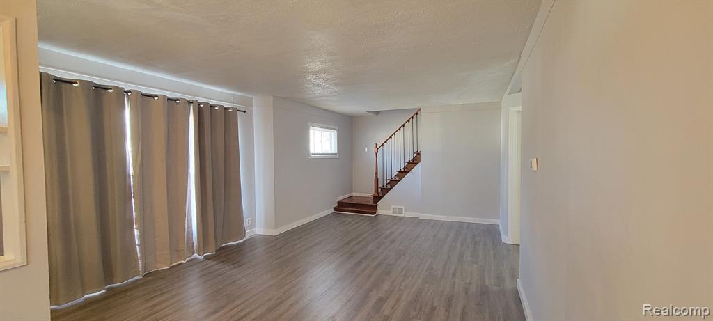 568 E DALLAS Avenue, Madison Heights, MI 48071 — Photo 3