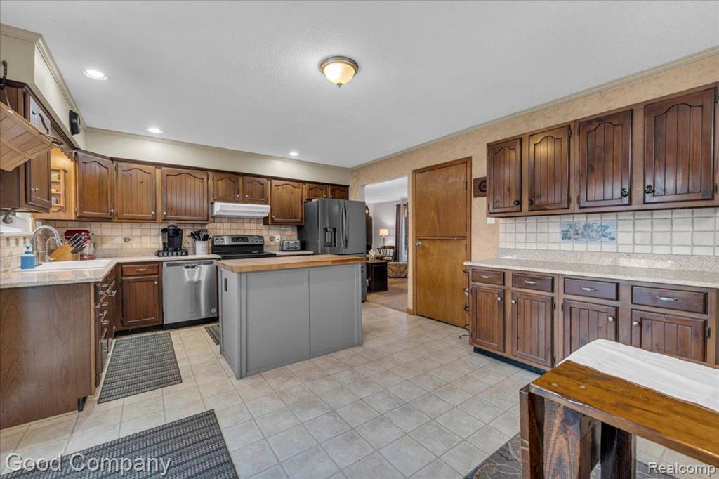 745 HOGARTH Avenue, Waterford, MI 48328 — Photo 14