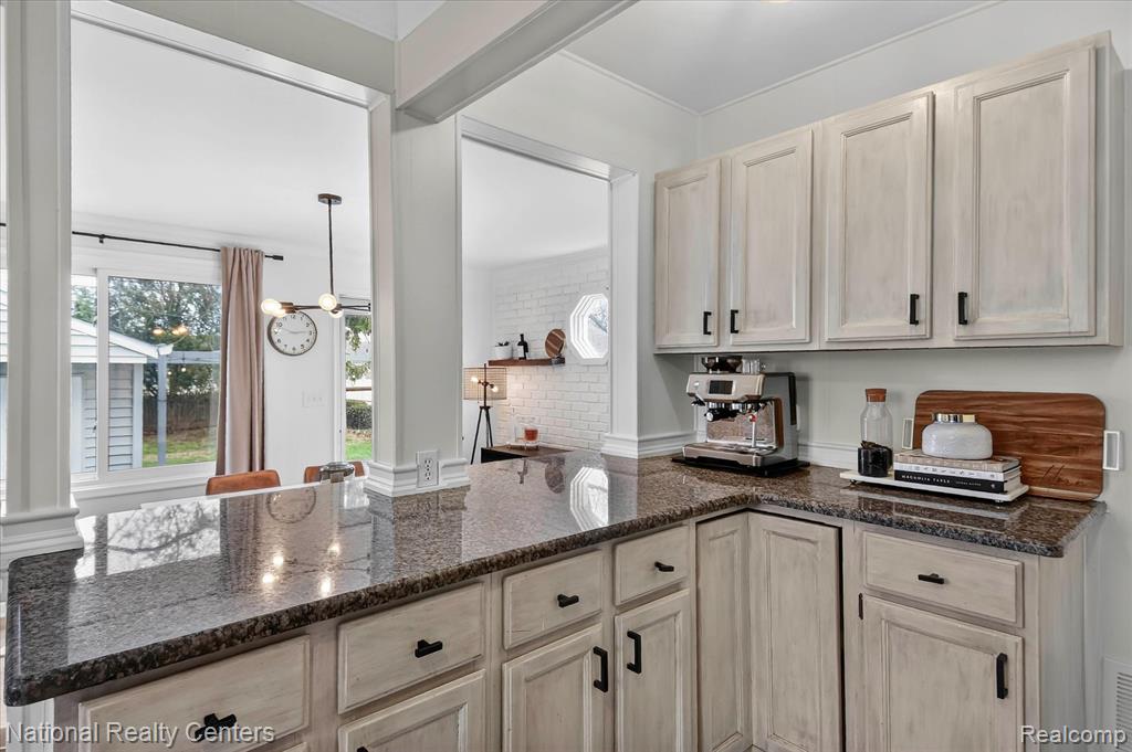 957 E Dallas Avenue, Madison Heights, MI 48071 — Photo 11