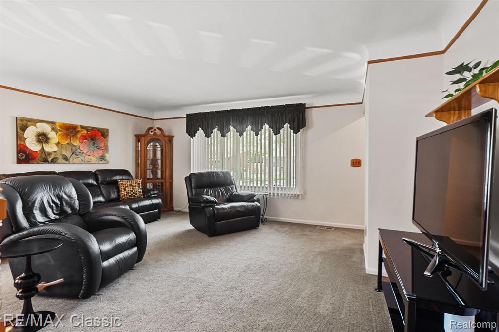 6900 CRESTWOOD Street, Dearborn Heights, MI 48127 — Photo 10