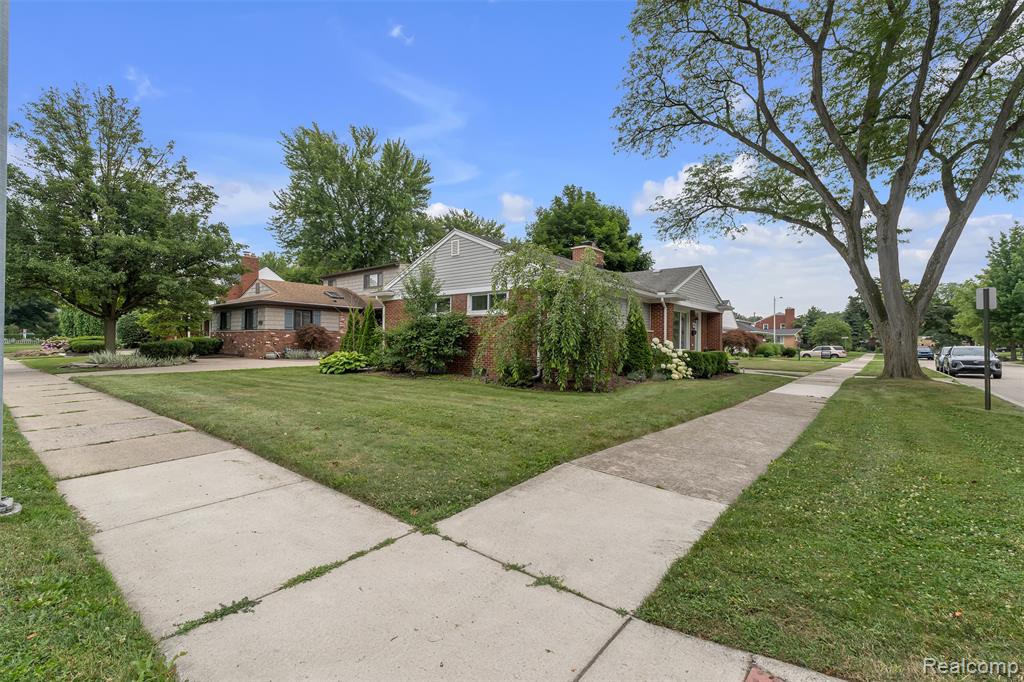 765 Vernier Road, Grosse Pointe Woods, MI 48236 — Photo 38