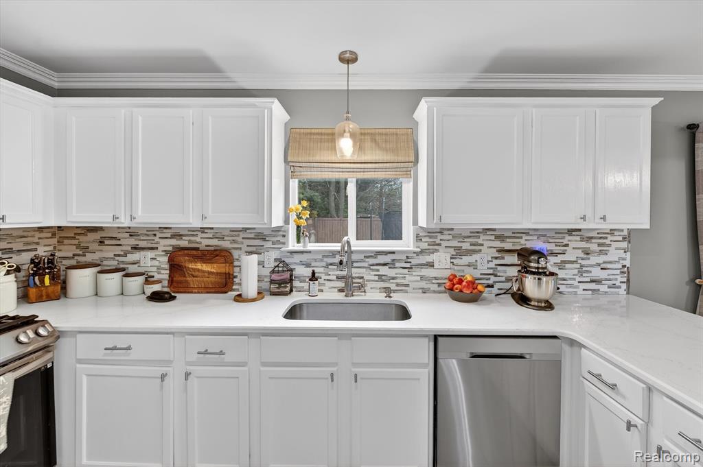2454 Calvin Court, Pinckney, MI 48169 — Photo 13