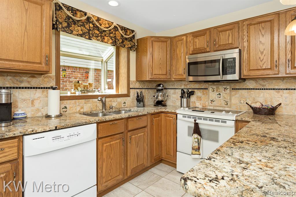 41667 WESTBURY Lane, Clinton Twp, MI 48038 — Photo 12