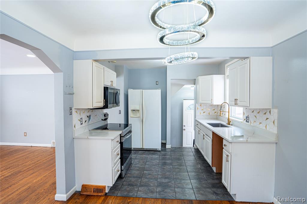 8467 Riverview Street, Dearborn Heights, MI 48127 — Photo 6