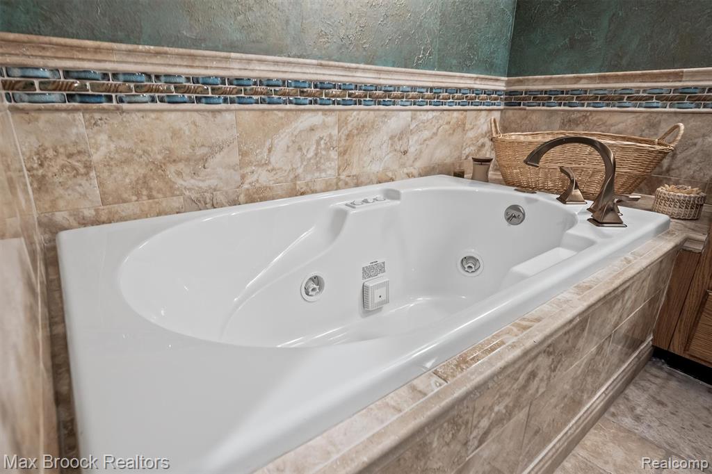 42738 Matthew Drive, 47, Sterling Heights, MI 48313 — Photo 24