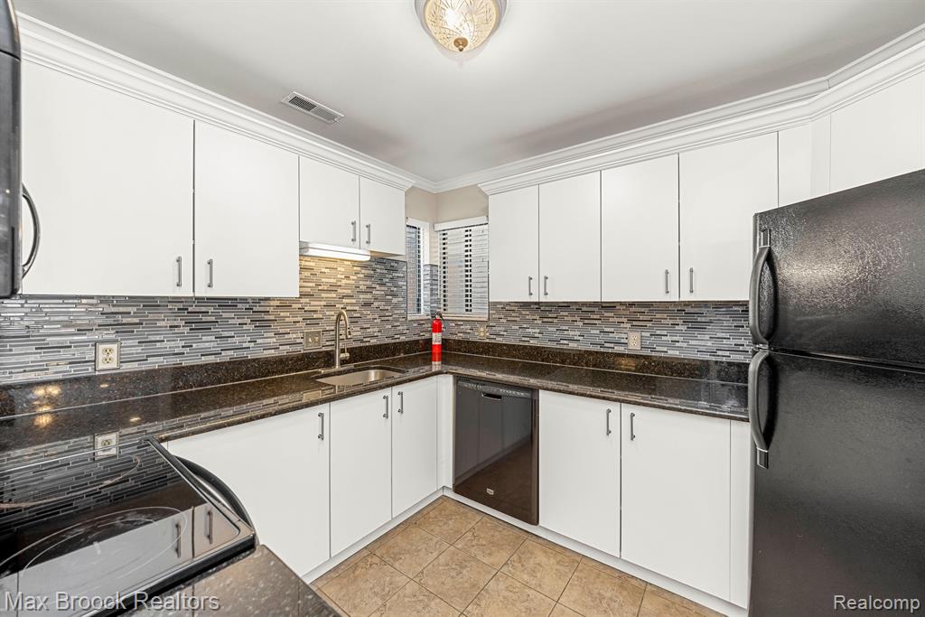 6689 W Ridgefield Circle, West Bloomfield, MI — Photo 15