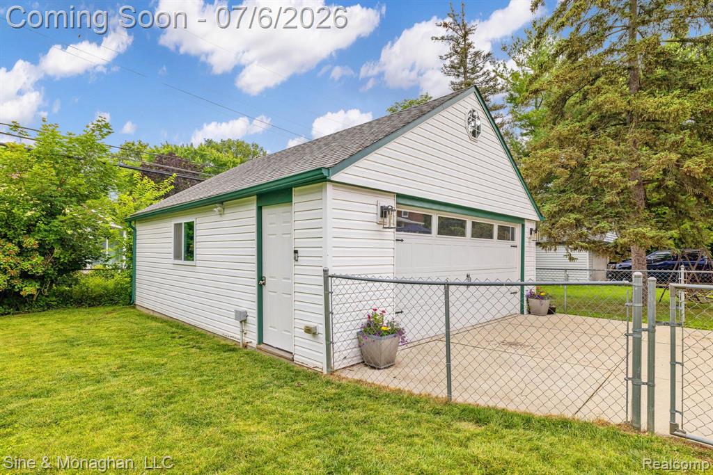 977 ROSLYN Road, Grosse Pointe Woods, MI 48236 — Photo 43